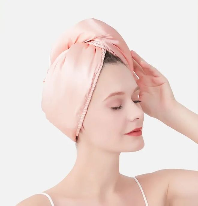 10分钟轻松养成女明星「绸缎发」新葡京洗完头自然风干还是吹干好？(图2)