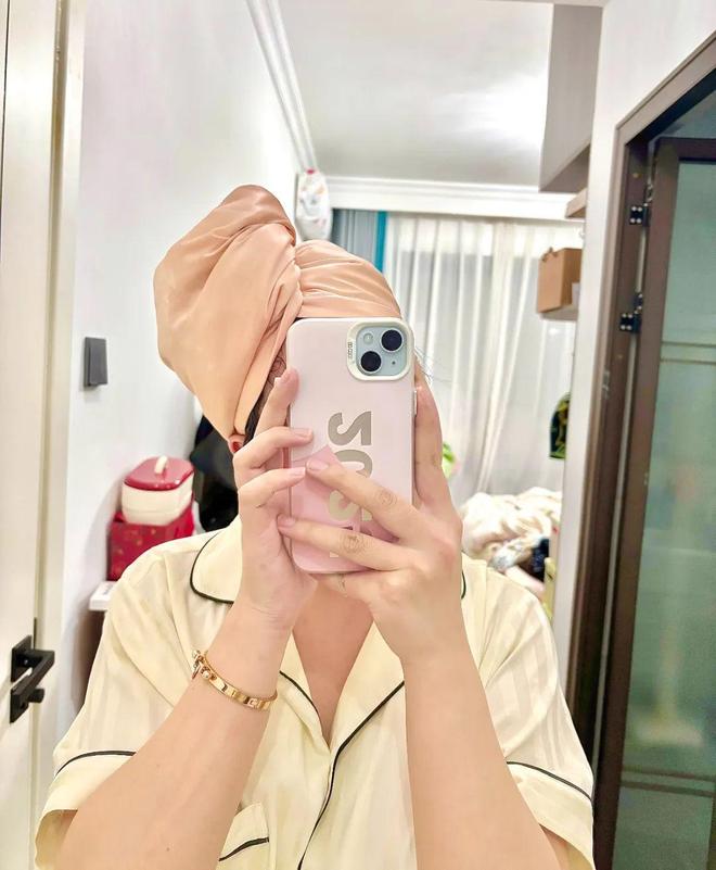 10分钟轻松养成女明星「绸缎发」新葡京洗完头自然风干还是吹干好？(图8)